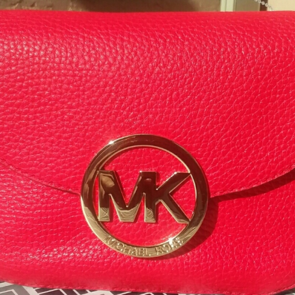 Michael Kors Women Fulton Pebbled Flap Crossbody - Picture 3 of 6